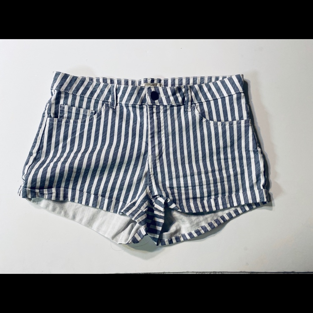 H&M women’s striped shorts